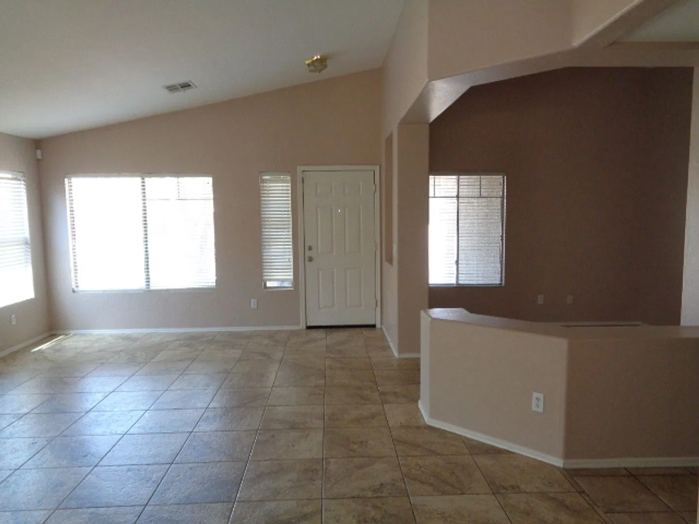 Beautiful 3 bedroom home in lovely neighborhood-available NOW! — Photo 3