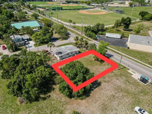 933 Veronica S Shoemaker Blvd, Fort Myers, FL 33916