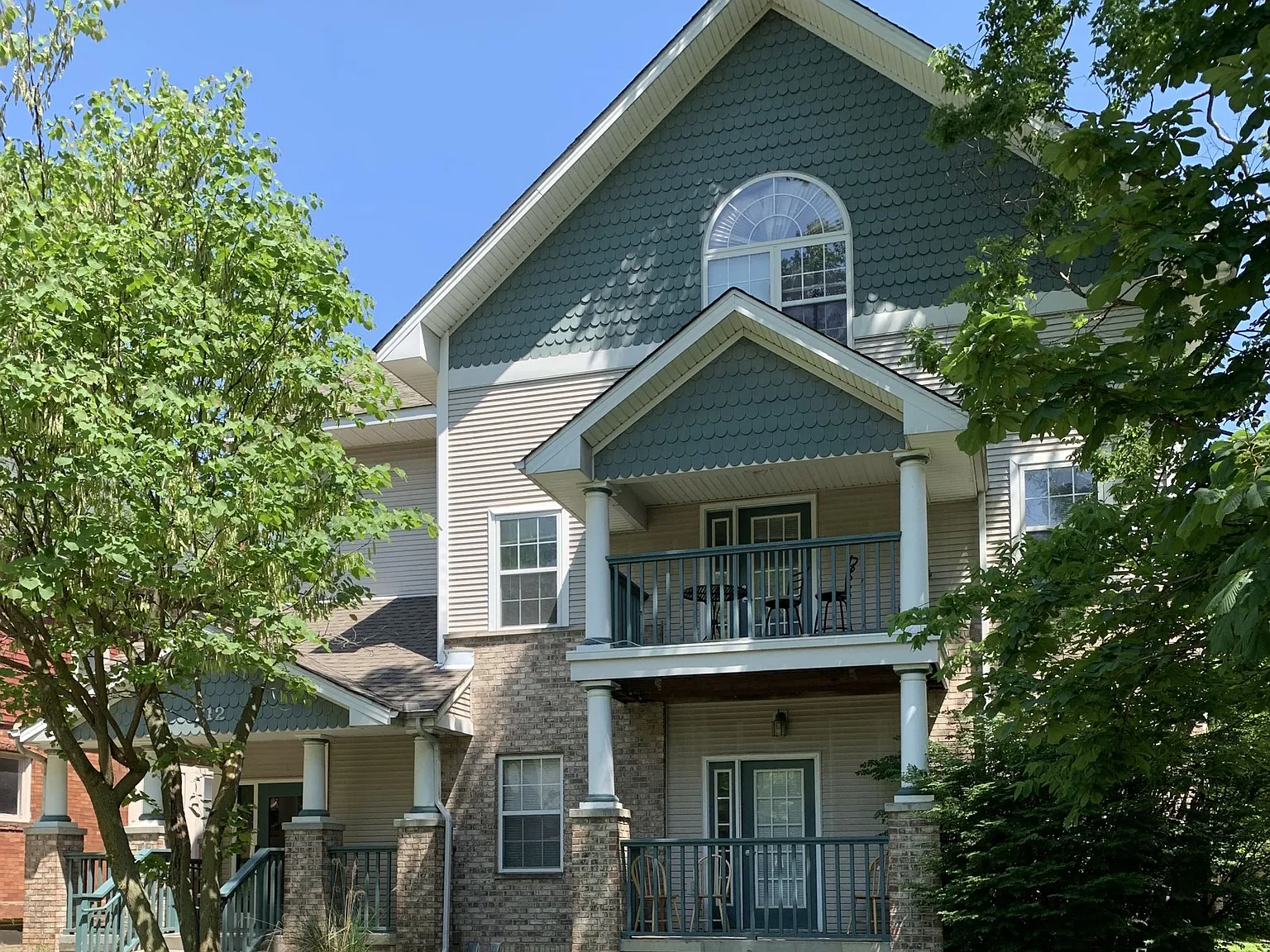 712 W Green St — Photo 1