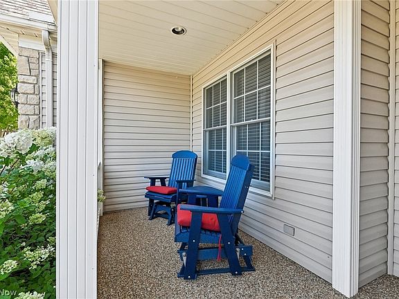 2nd image of 33893 Mapleridge Blvd