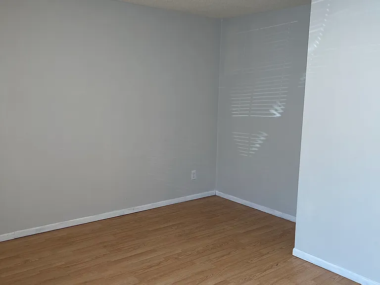 515 E Burlington St #11 — Photo 6