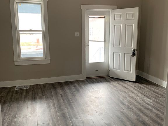4th image of 423 Colescott St