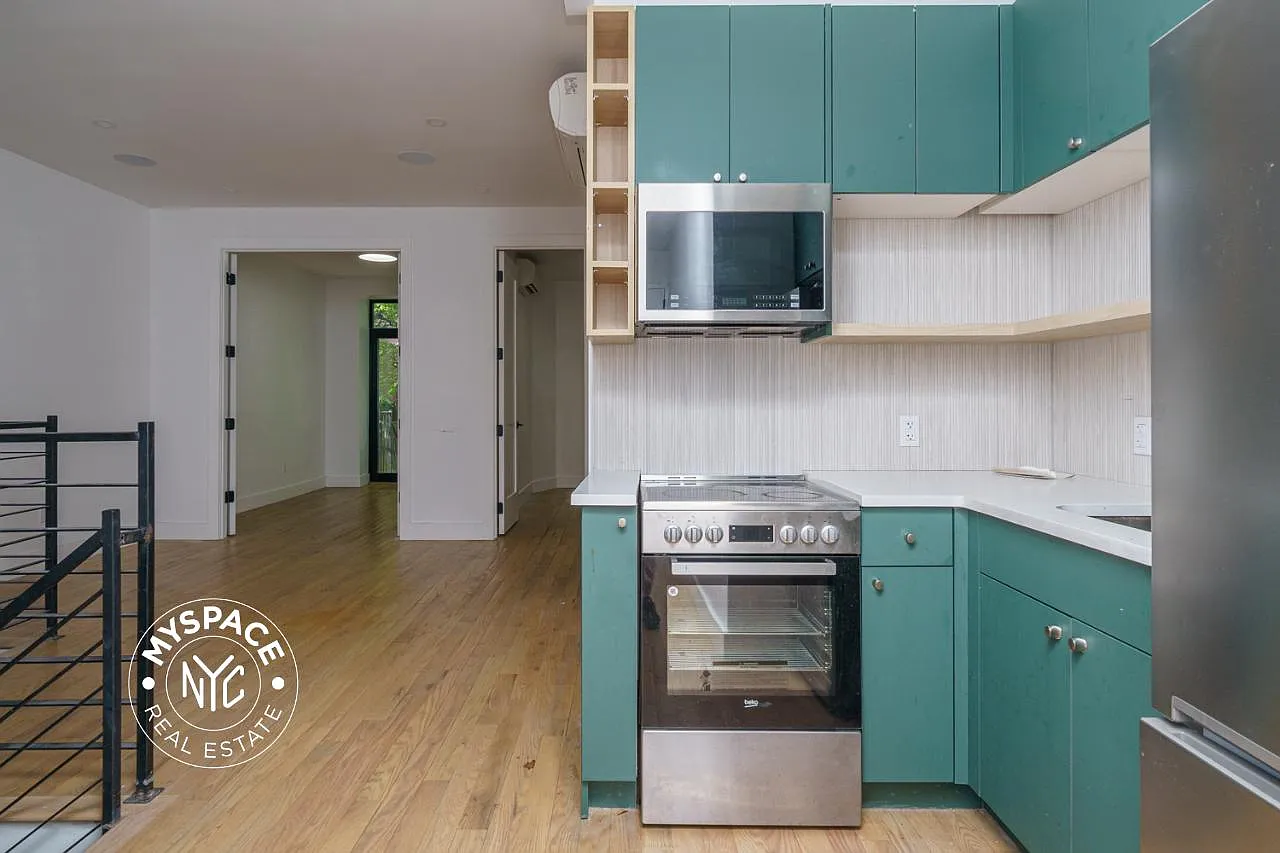 1027 Putnam Avenue — Photo 2