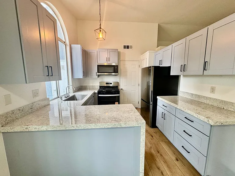 827 Mesa Ct — Photo 5