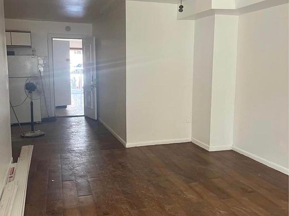 3rd image of 717 Saint Lawrence Ave Floor 1