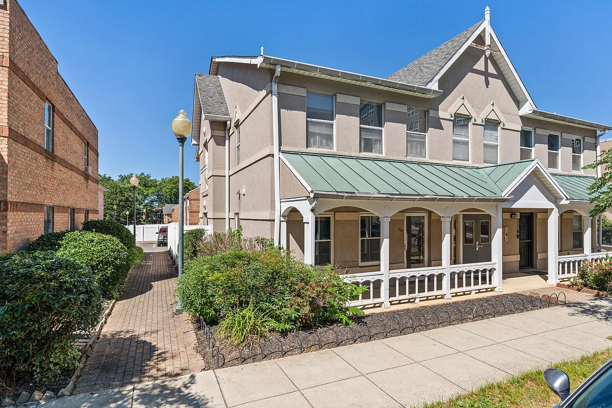 Building Photo - 714 Parkside Pl NE #714