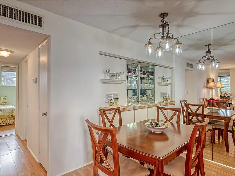 2400 NE 10th St #204 — Photo 7