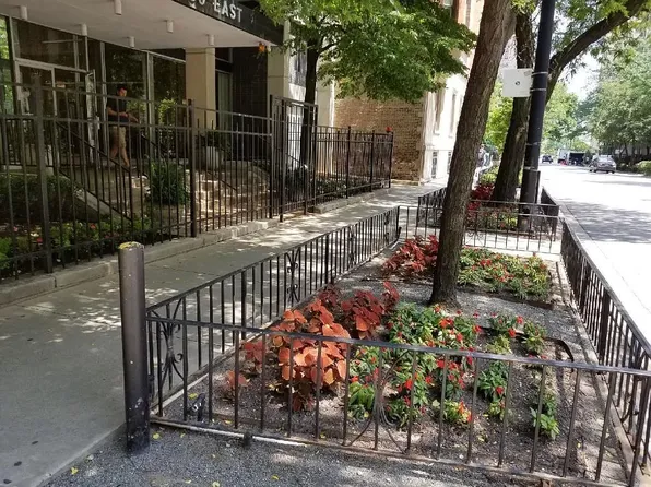 30 E Division St, Chicago, IL