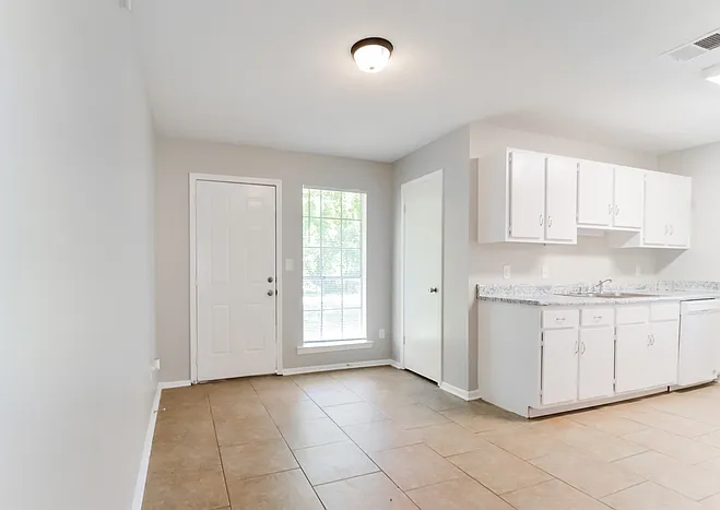 813 N Burbank Dr — Photo 2