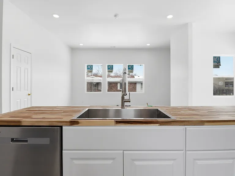 3062 N Euclid Ave — Photo 4