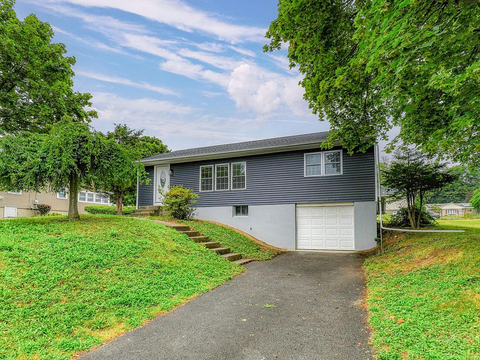 1st image of 11 Cresthaven Dr