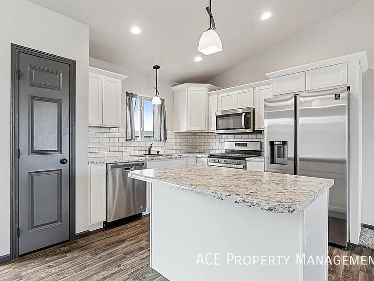 653 Rachel Ln — Photo 4