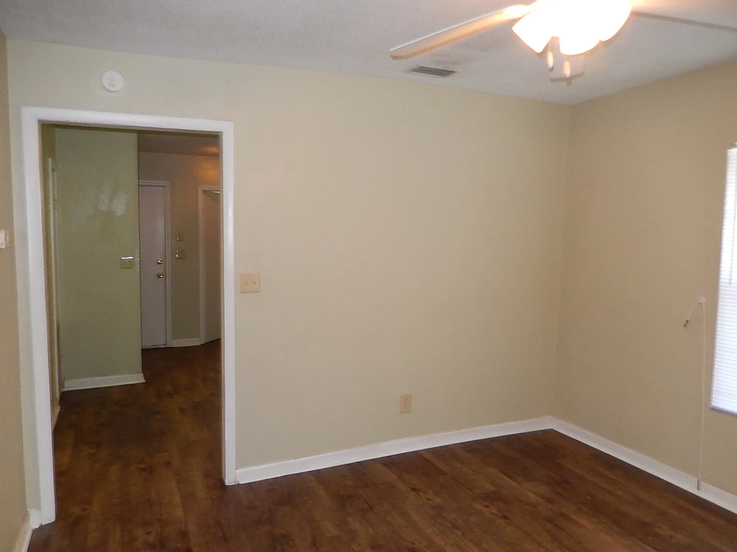 NICE 2/1 Quincy House w/ Deck, Eat In Kitchen, Large Yard, Newer AC & Flooring! $975/month Avail ... — Photo 4