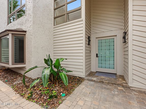3rd image of 28 LAKE JULIA Drive S