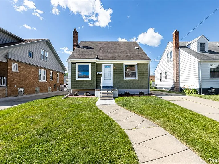 613 Riverbank St — Photo 1