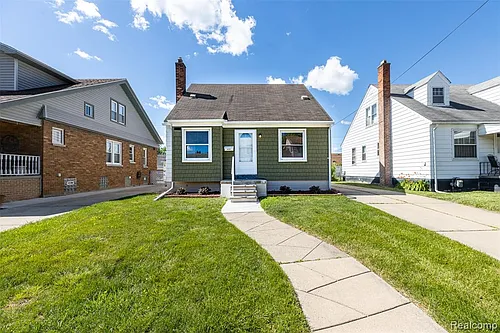 613 Riverbank St Photo 1