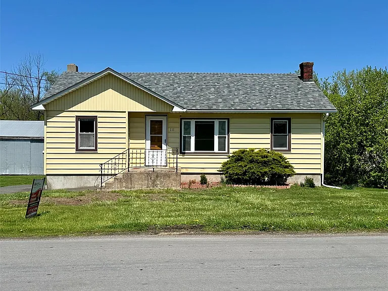 111 Round Hill Rd — Photo 2