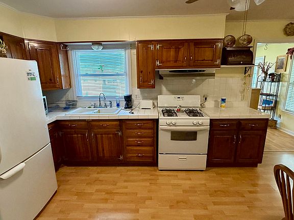 4th image of 2238 Railroad St