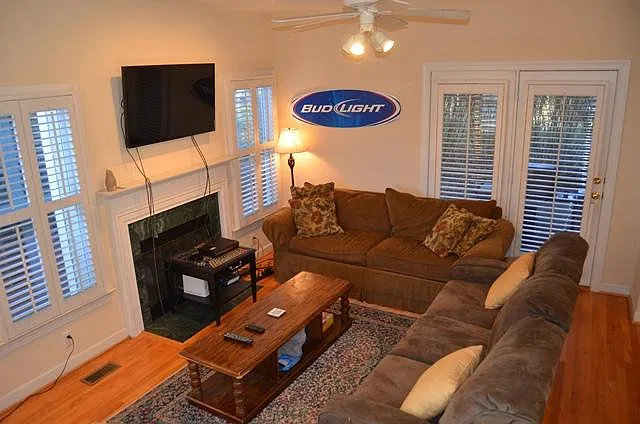 3 bed, 2.5 bath, 1321 sqft, $4,000 — Photo 1