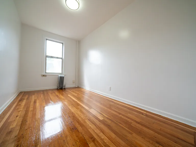 1060 Rhinelander Ave #1R — Photo 6