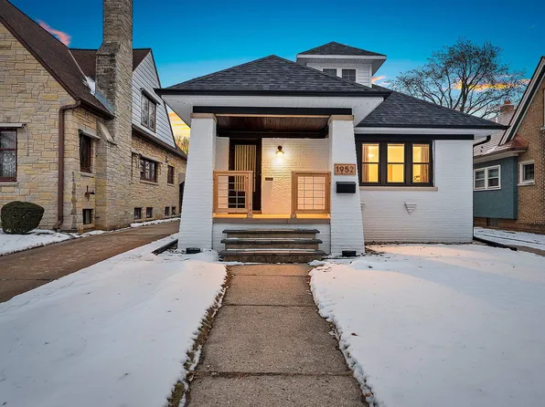 1952 N 86th St, Wauwatosa, WI 53226