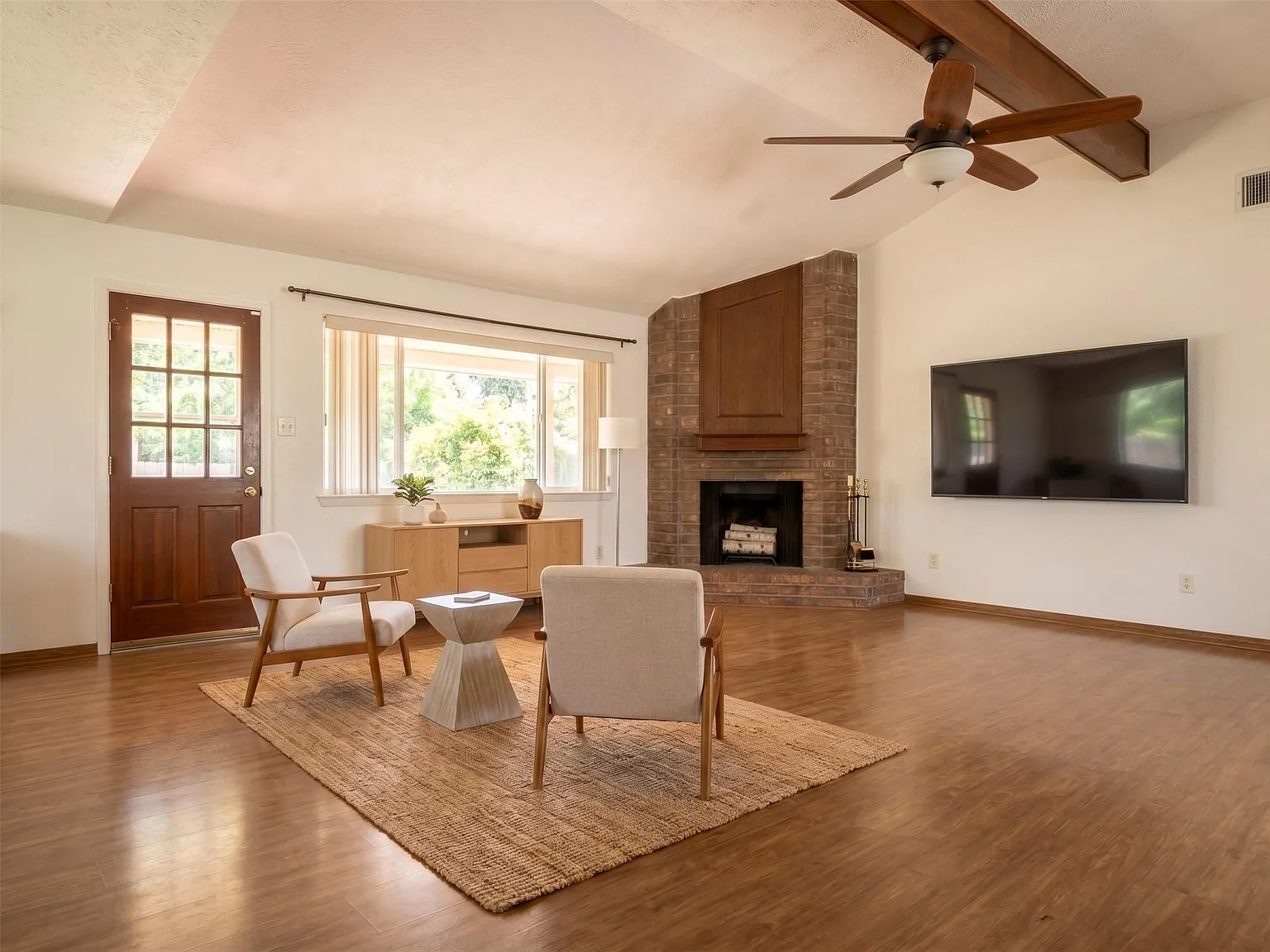 3 bed, 2.0 bath, 1608 sqft, $2,045 — Photo 4