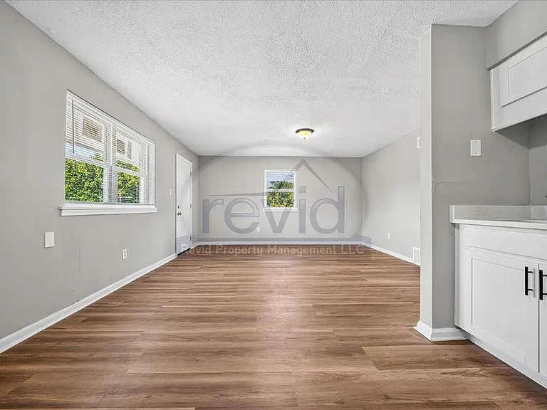 708 Hastings — Photo 9
