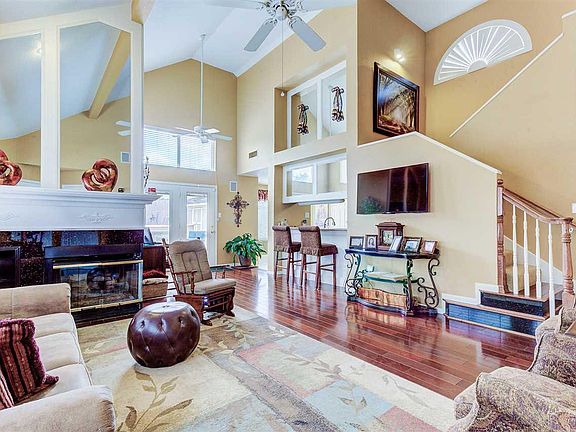 4th image of 1011 Green Meadow St