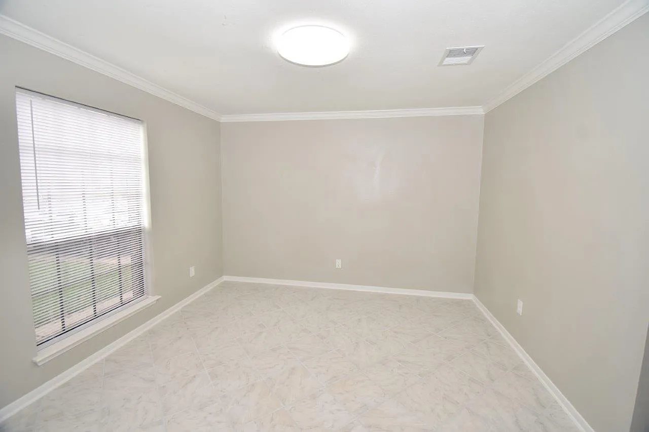 5 bed, 3.5 bath, 2712 sqft, $3,150 — Photo 2