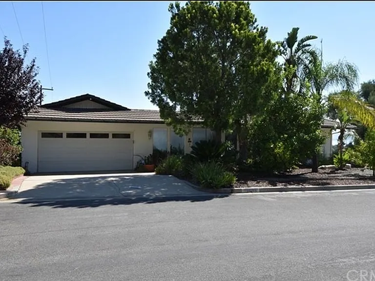 Darnell Dr — Photo 20
