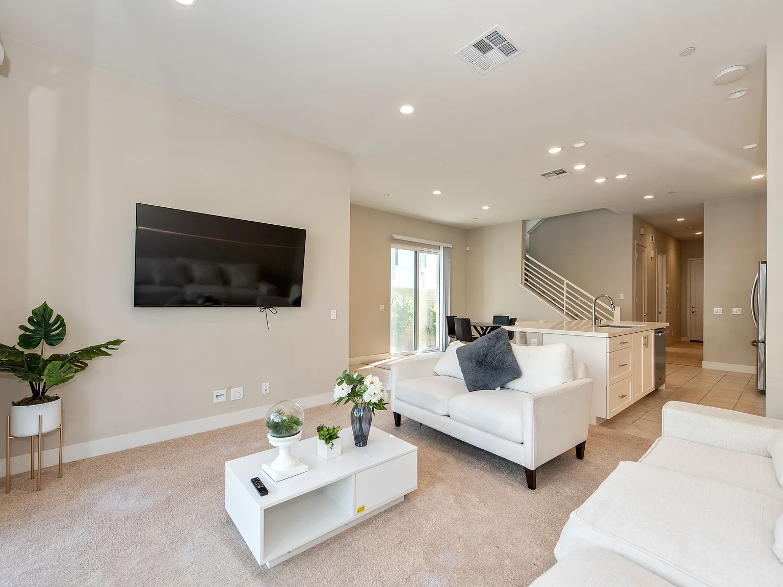 4 bed, 2446 sqft, $5,900 — Photo 3