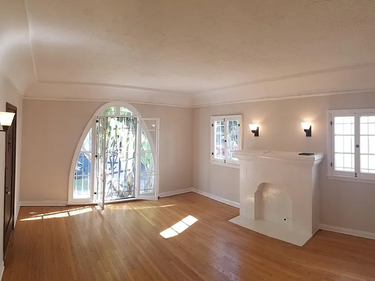 341 N Curson Ave — Photo 1