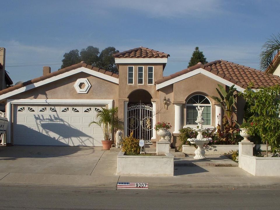 4BR,3BR, LR, FR, DR, DEN, HUGE 320 SQFT KITCHEN. LARGE 19' X 13' STORAGE ROOM.