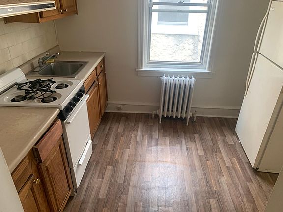 5th image of 127 W Gale St Floor 2