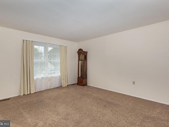 3rd image of 924 Ruby Ct