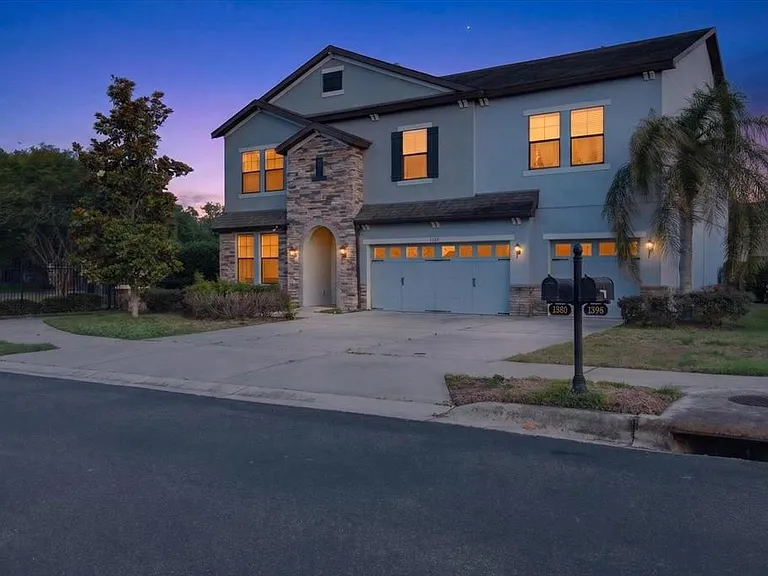 1389 Heritage Landings Dr — Photo 2
