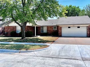 820 SW 27th St, Moore, OK 73160