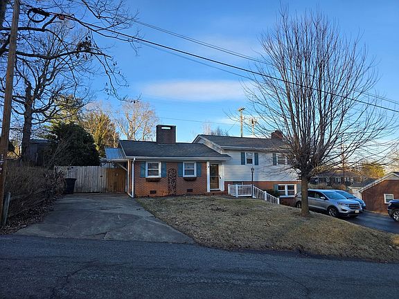 3rd image of 124 Waugh Dr