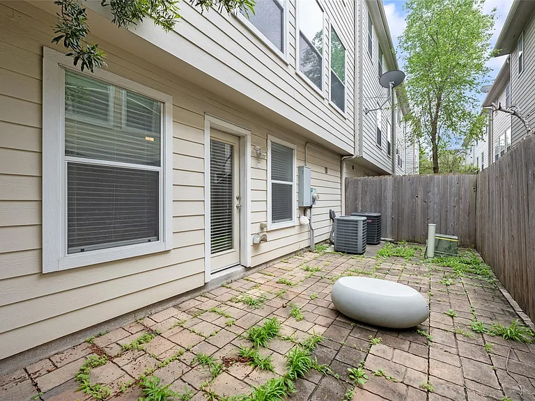 3410 Skyline Village Dr — Photo 42