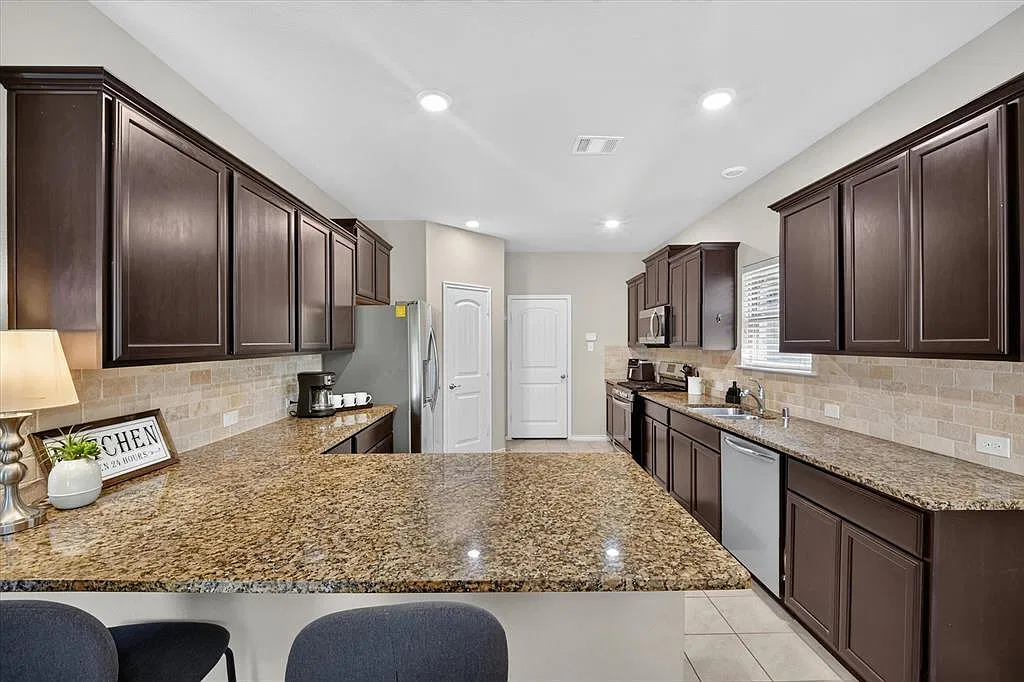 3 bed, 2.5 bath, 2025 sqft, $2,600 — Photo 2
