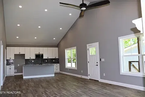 7715 Freeway Heights Dr — Photo 3