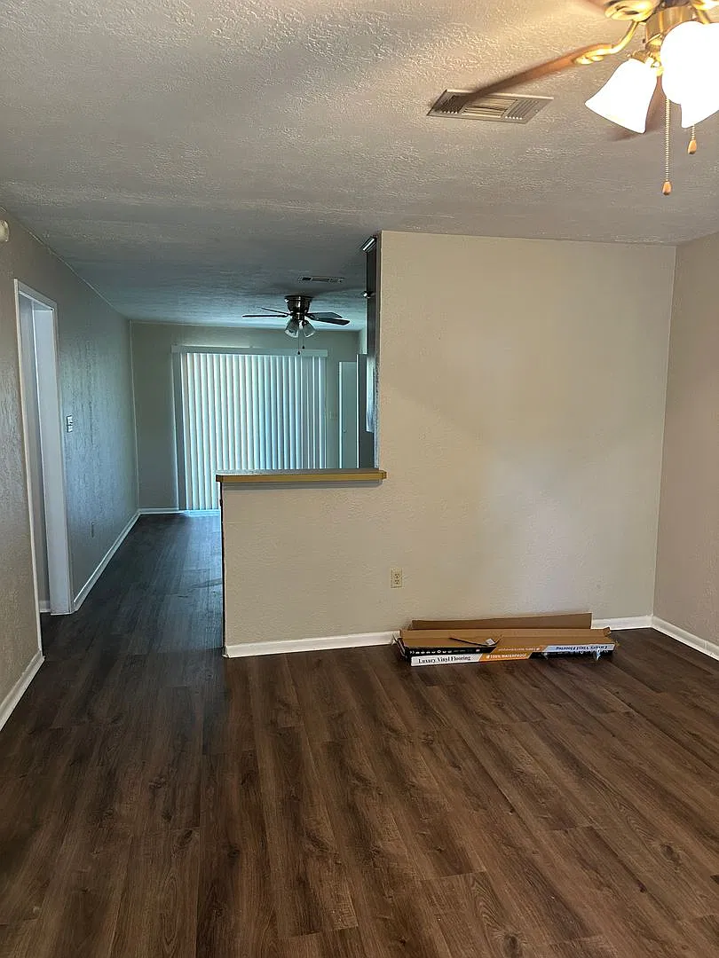 Bryan - 2 bedroom / 1 bath duplex, large back yard. New flooring — Photo 4