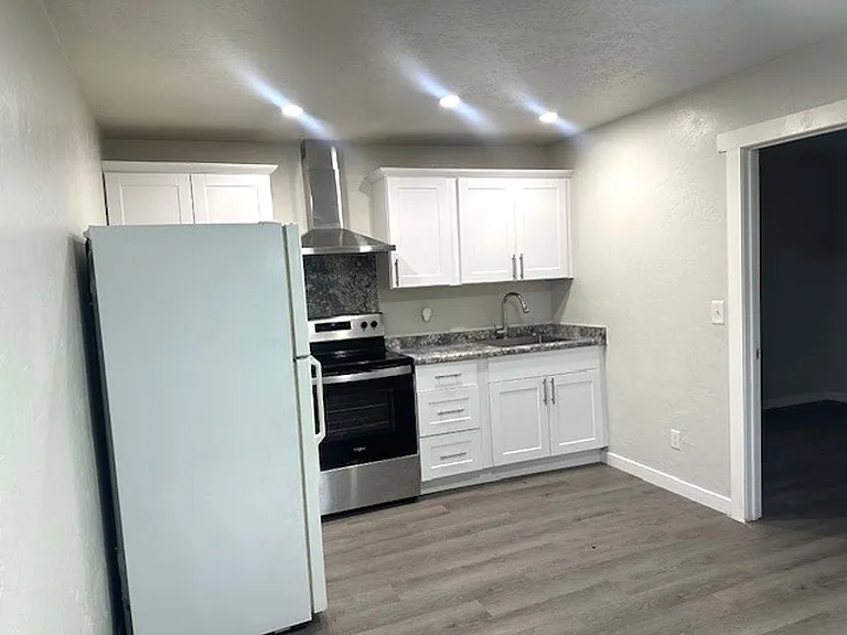 904 Silver St — Photo 4