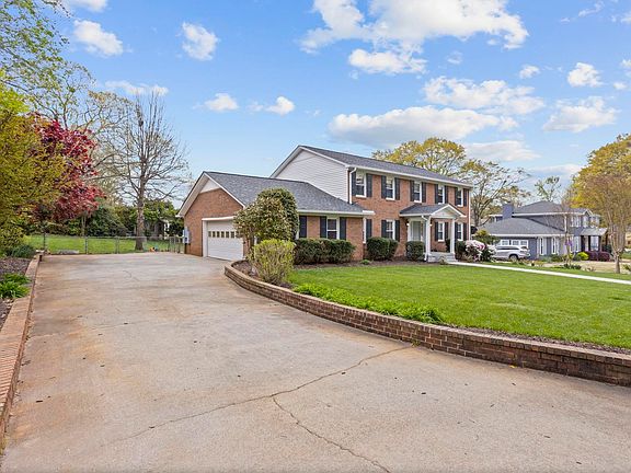 2nd image of 10 Donington Dr