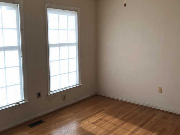 4th image of 10 Griffin Ct