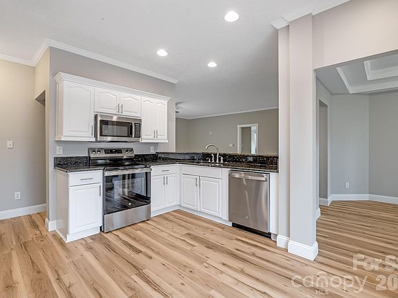 3rd image of 402 Sweetbriar Rd N