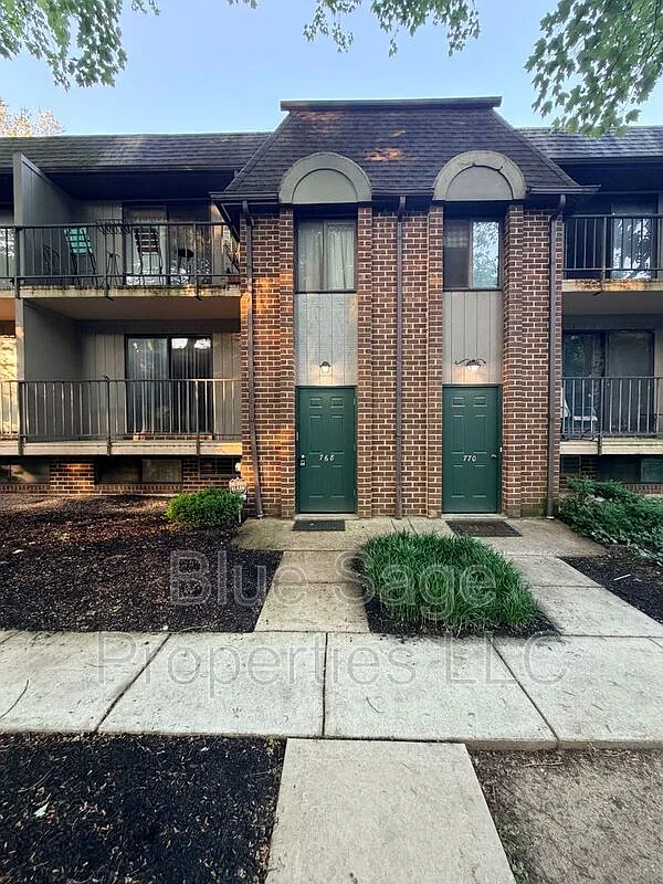 2 bed, 1.0 bath, 889 sqft, $1,795 — Photo 1