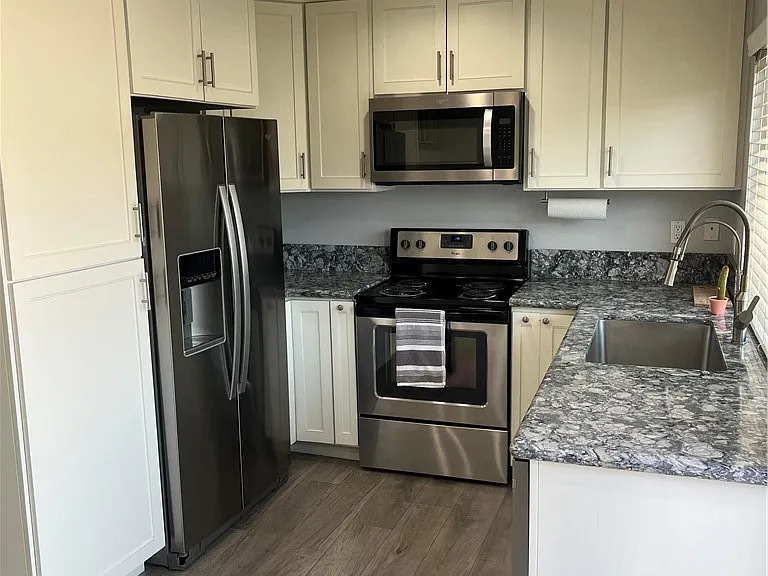 1063 Canyon Spring Ln — Photo 3