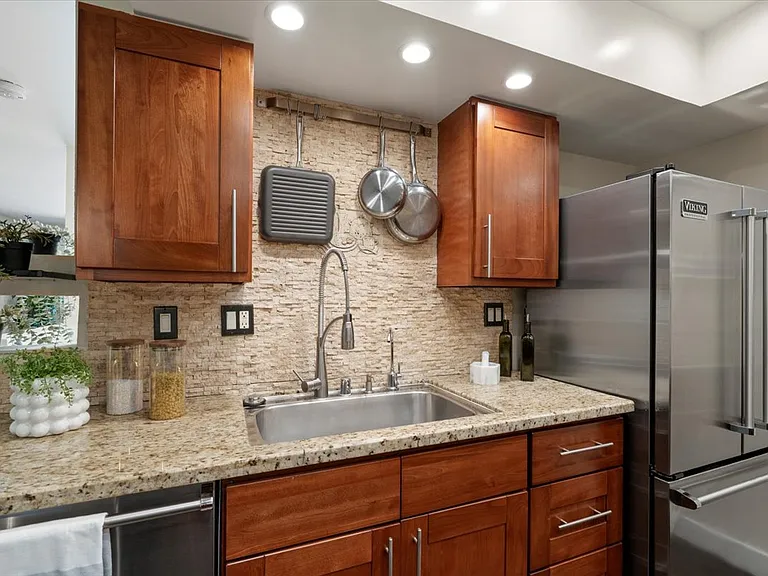 885 Jordan Ave — Photo 5