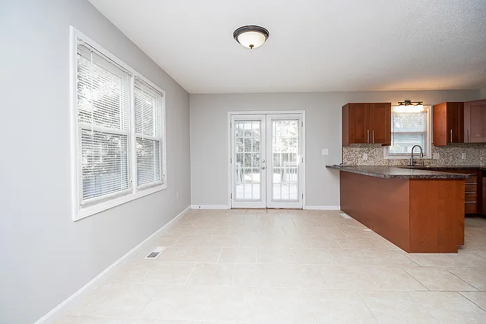 120 Suffolk Dr — Photo 4